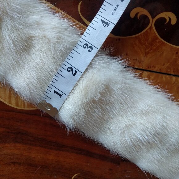 Beautiful White/Ivory Real Fur Collar - Picture 4 of 5